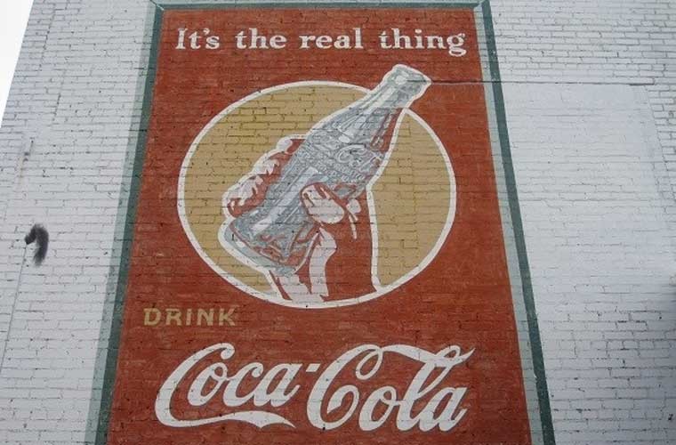 Hầu như ai trên thế giới đều biết rằng, loại nước uống Coca-Cola nổi tiếng khắp toàn cầu là một sản phẩm có xuất xứ từ Mỹ và do John Pemberton thành lập. Tuy nhiên, ít ai biết rằng, lọ chai nước uống huyền thoại này được thiết kế và sản xuất ban đầu bởi Alexander Samuelsson, một công dân của đất nước  Thụy Điển.